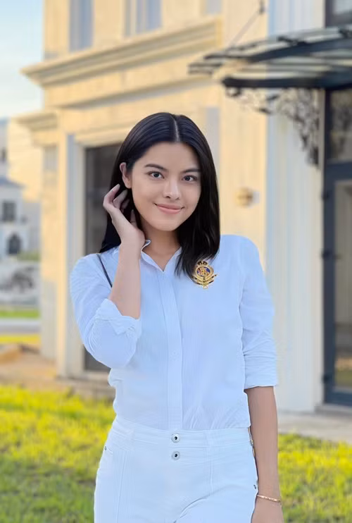 Phương Thảo dự định làm gia sư tình nguyện cho trường đại học ở Mỹ. Trước đây, cô là giảng viên ở đại học Việt Nam, dạy học sinh khi còn ở đại học Portsmouth ở Anh.