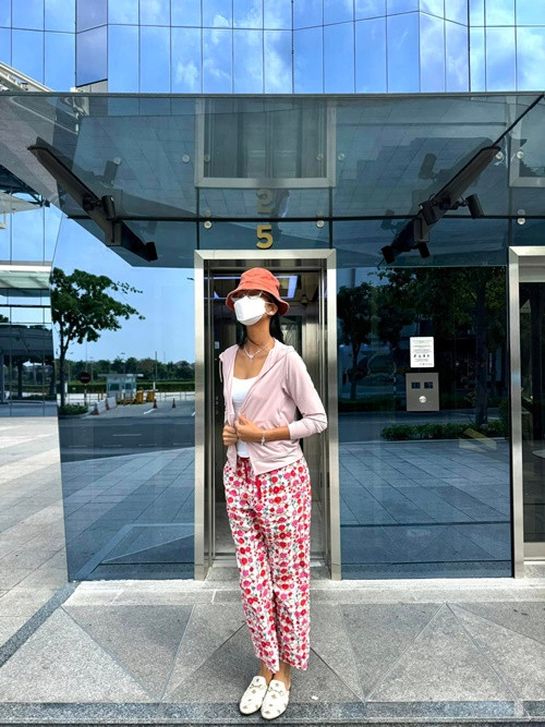 Nàng hậu đeo bộ trang sức khi đi chợ. Ảnh: FB Tuấn Khôi.