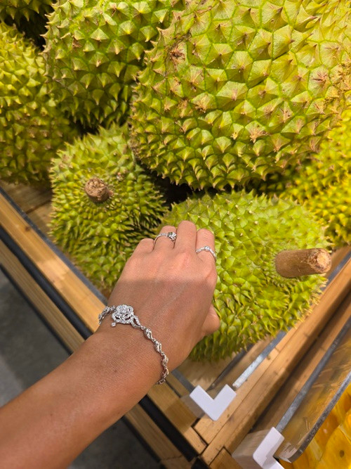 Nàng hậu khoe khéo bộ trang sức đắt tiền khi đi chọn sầu riêng. Ảnh: FB H'hen Niê.