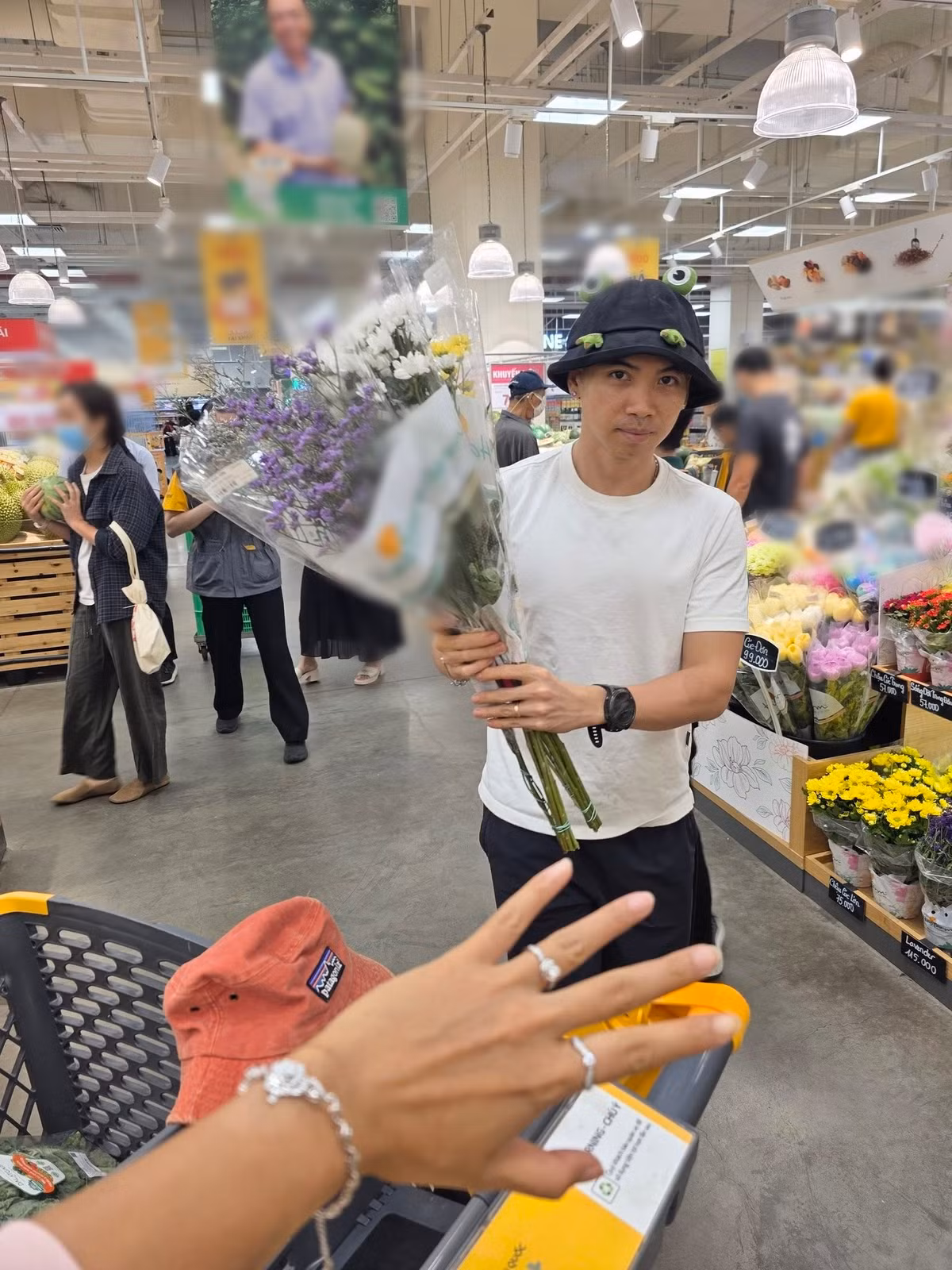 H'hen Niê còn được chồng mua hoa tặng. Ảnh: FB H'hen Niê.