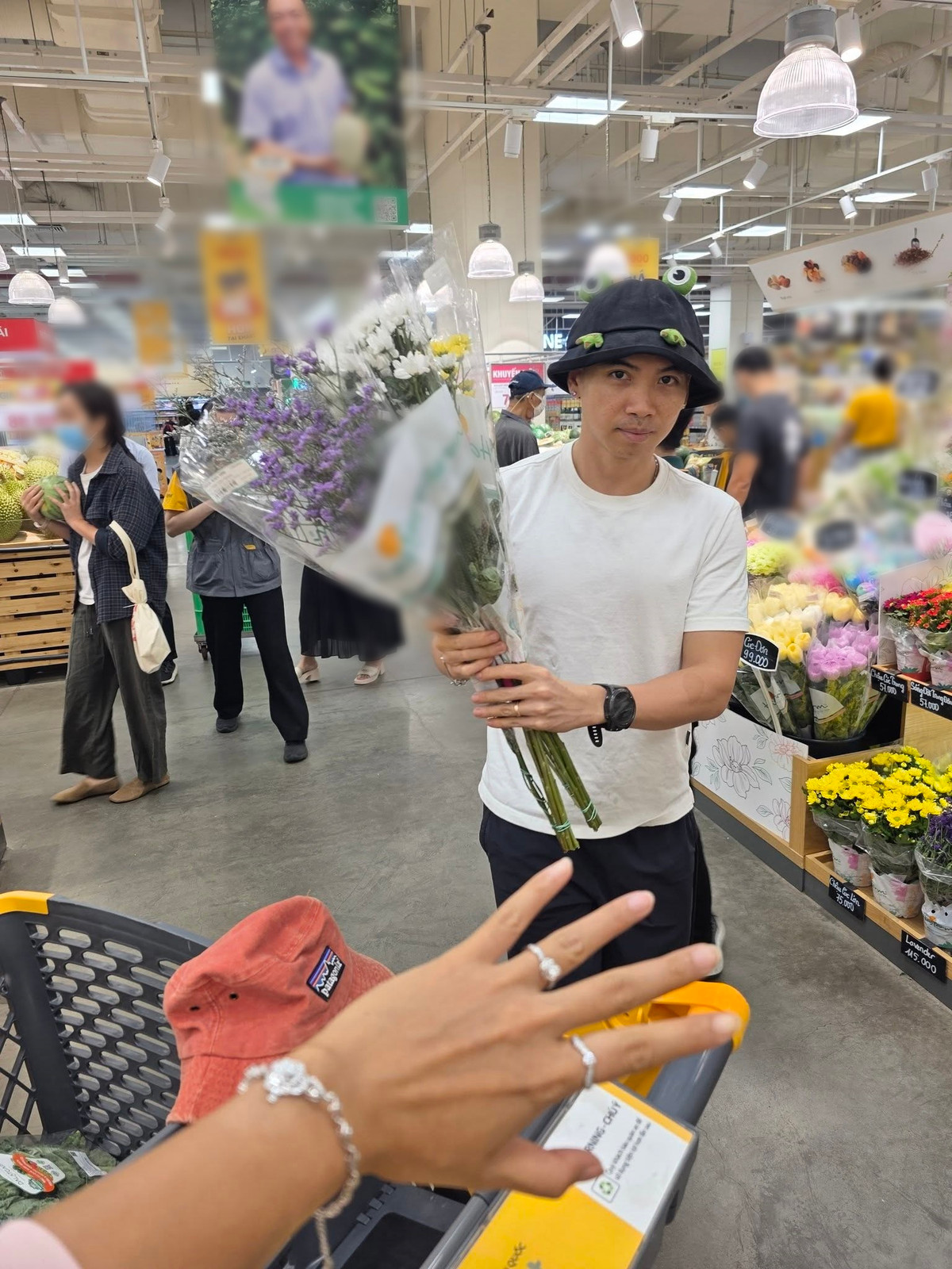 H'hen Niê còn được chồng mua hoa tặng. Ảnh: FB H'hen Niê.