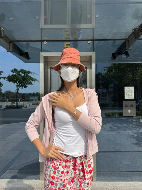 Top 5 Hoa hậu Hoàn vũ Thế giới 2018 khoe quà của chồng mọi lúc mọi nơi. Ảnh: FB Tuấn Khôi.