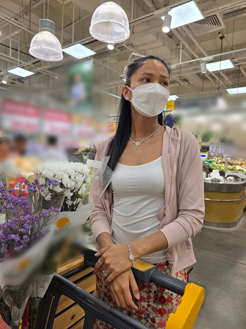 H'hen Niê mặc giản dị, đeo nhiều trang sức trong siêu thị khiến nhiều người phải chú ý. Ảnh: FB H'hen Niê.