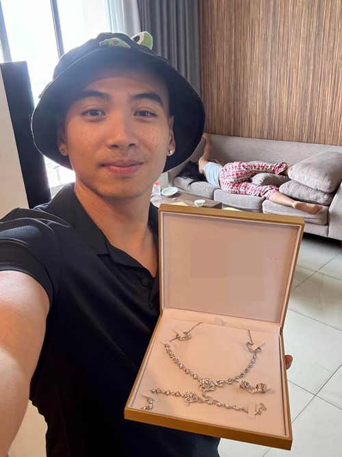 Tuấn Khôi vừa tặng bộ trang sức cho Hoa hậu H'hen Niê nhân ngày 8/3. Ảnh: FB H'hen Niê.