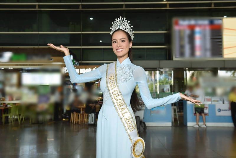 Như Vân khoe vẻ đẹp nền nã khi diện áo dài, đội vương miện.