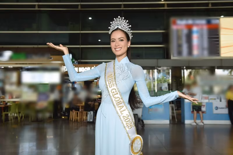 Như Vân khoe vẻ đẹp nền nã khi diện áo dài, đội vương miện.