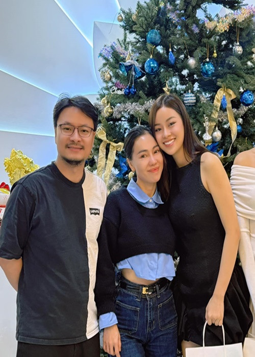 Trước khi rời Sen Vàng, Á hậu Đào Hiền gửi lời cảm ơn đến “bà trùm hoa hậu” Phạm Kim Dung. Ảnh: FB Đào Hiền.