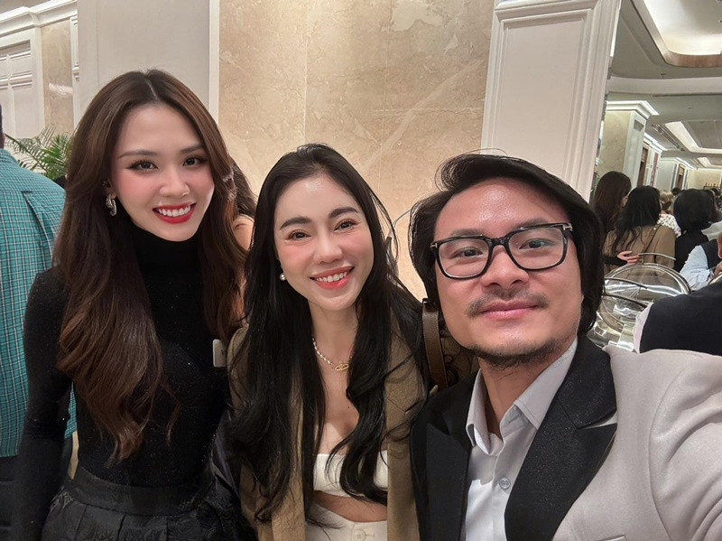 Năm 2024, bà Kim Dung sang Ấn Độ để trực tiếp cổ vũ Mai Phương thi Miss World. Ảnh: FB Mai Phương.