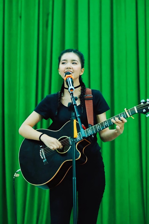 Theo Znews, Mỹ Vân được bố dạy đàn guitar từ năm học lớp 6. Cô từng tham gia nhiều cuộc thi hát tại trường trung học, đại học và giành giải cao.