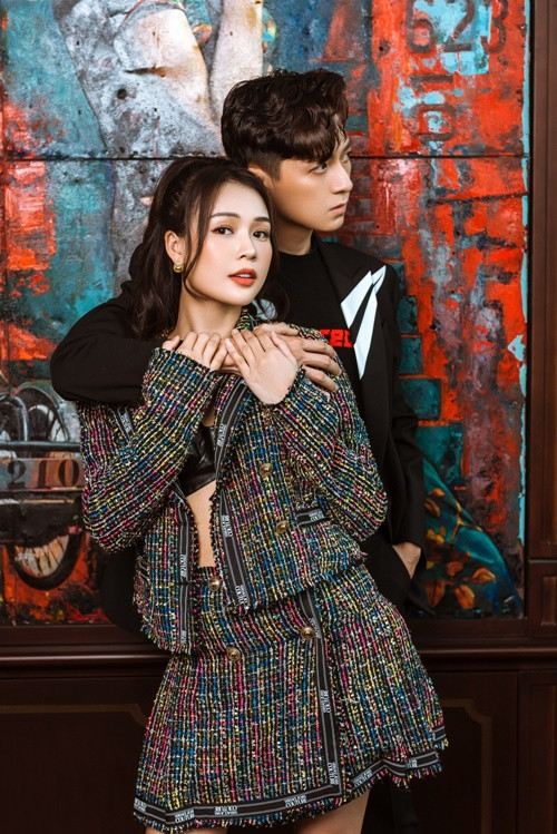 Năm 2020, trong một video hậu trường quay hình cho một gameshow, Ngô Kiến Huy hài hước tiết lộ yêu cầu kén chồng cho Sam. "Em gái Sam của tôi vẫn đang độc thân và đang có nhu cầu kén rể. Yêu cầu kén rể chúng tôi đưa ra cũng nhẹ nhàng thôi. Chúng tôi muốn có nhà 4 mặt tiền, xe 6 cửa, tài khoản 9 ngân hàng", Tổ Quốc dẫn lời Ngô Kiến Huy. Ảnh: Vietnamnet.