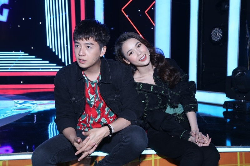 Phía Sam hài hước nhắn nhủ Ngô Kiến Huy: "Anh ruột à, với sự thân tình gần 20 năm của chúng ta. Em cũng đã đóng rất nhiều MV miễn phí cho anh rồi. Em nghĩ ngày em đi lấy chồng anh cũng phải mừng cho em 2 cây vàng. Nếu có điều kiện thì phải hơn nữa nha anh". Ảnh: Dân Việt.