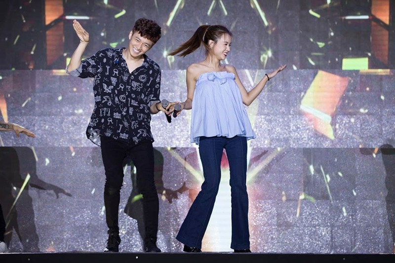 Sam chia sẻ trên Dân Việt, trong những lần làm việc chung, Ngô Kiến Huy hay bày trò chọc phá cô để không khí làm việc đỡ căng thẳng. Ảnh: Saostar.