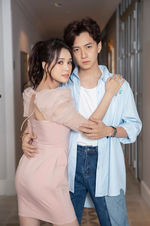 Năm 2022, Ngô Kiến Huy cho biết, khi nào Sam làm đám cưới, anh sẽ mừng 1 cây vàng. "Ngày xưa Sam nói với Huy là chưa nghĩ đến chuyện đó, còn ham việc và dự án bất động sản các kiểu. Đùng một cái 'anh ơi năm sau lấy chồng. Sắp tới Huy cũng chuẩn bị sẵn 10 chỉ đó, tùy vào vật giá như thế nào rồi tính phương án khác", nam ca sĩ chia sẻ. Ảnh: Yeah1.