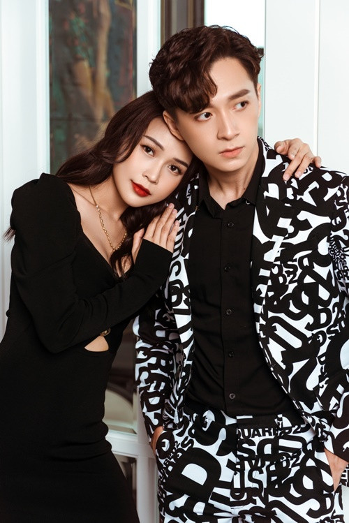 Khi Sam đáp lại: "Anh ra điều kiện cao như vậy chắc em ế quá", Ngô Kiến Huy sửa lại điều kiện kén chồng cho Sam: "Đó là chỉ cần đề ý đến em tôi là được, không cần cái gì hết, không phân biệt giới tính". Ảnh: Vietnamnet.