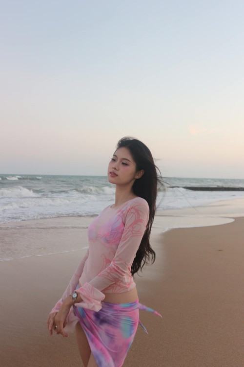 Người đẹp đến từ Đồng Nai gây chú ý khi đăng tải loạt ảnh bikini khoe dáng quyến rũ.