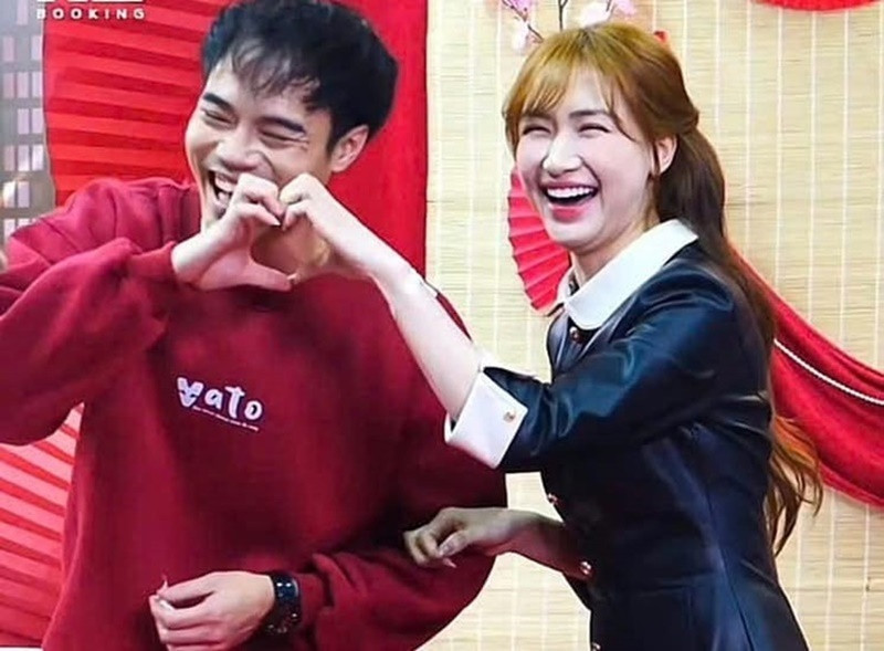 Nữ ca sĩ gốc Bắc Ninh thú nhận, cô thích thú khi được khán giả "đẩy thuyền" với Văn Toàn. Ảnh: FB Văn Toàn.