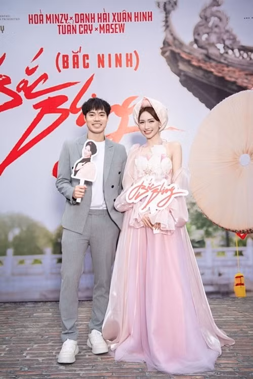 Trước đó, Hòa Minzy đã mời Văn Toàn đóng vị trí liền anh trong bài đăng để tạo trend thúc đẩy MV mới. "Mời anh về Bắc Ninh em chơi thăm. Nhạc Bắc Bling hay không ạ, cuốn không ạ. Đu trend liền anh liền chị của bé nào cả nhà ơi, đoán xem liền anh của tôi là ai", cô chia sẻ trên trang cá nhân. Ảnh: NVCC.