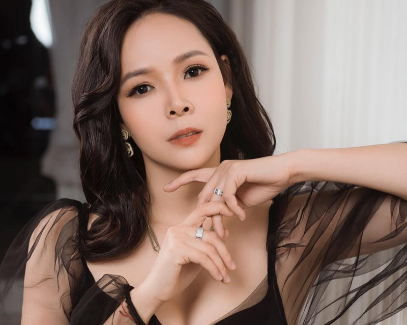 Diễm Hương kinh doanh nhiều mặt hàng. Hiện tại, trên trang cá nhân, cô thường xuyên chia sẻ bán các sản phẩm quần áo, mỹ phẩm. Ảnh: FB Diễm Hương.