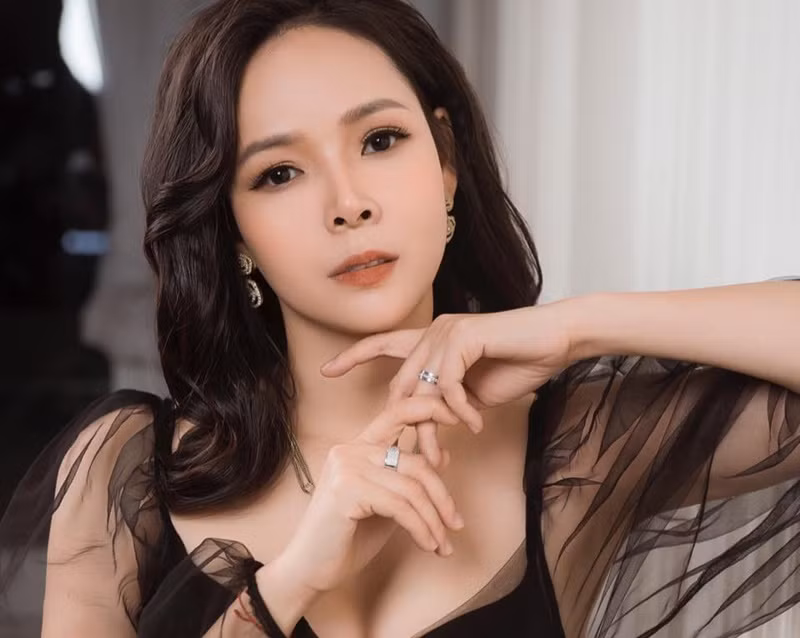 Diễm Hương kinh doanh nhiều mặt hàng. Hiện tại, trên trang cá nhân, cô thường xuyên chia sẻ bán các sản phẩm quần áo, mỹ phẩm. Ảnh: FB Diễm Hương.