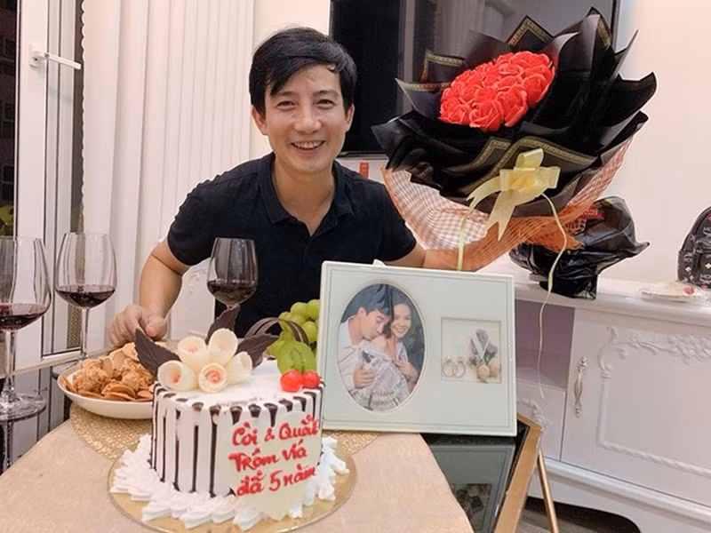 Nữ diễn viên cho biết, chồng không phải tuýp người lãng mạn. Tuy nhiên, kỷ niệm 5 năm ngày cưới, Hồng Quang khiến Diễm Hương bất ngờ vì chuẩn bị một bàn ăn lãng mạn với bóng bay, bánh kem và rượu vang. Ảnh: FB Diễm Hương.