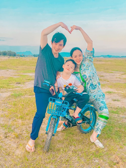 Vợ chồng Diễm Hương hiện tại có 2 con chung. Ảnh: FB Diễm Hương.