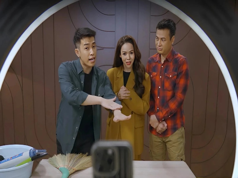 Trong Gặp nhau cuối tuần số phát sóng thứ 4, diễn viên Diễm Hương vào vai một nữ MC livestream quảng cáo một sản phẩm với công dụng thần thánh. Ảnh: Znews.