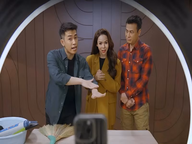 Trong Gặp nhau cuối tuần số phát sóng thứ 4, diễn viên Diễm Hương vào vai một nữ MC livestream quảng cáo một sản phẩm với công dụng thần thánh. Ảnh: Znews.