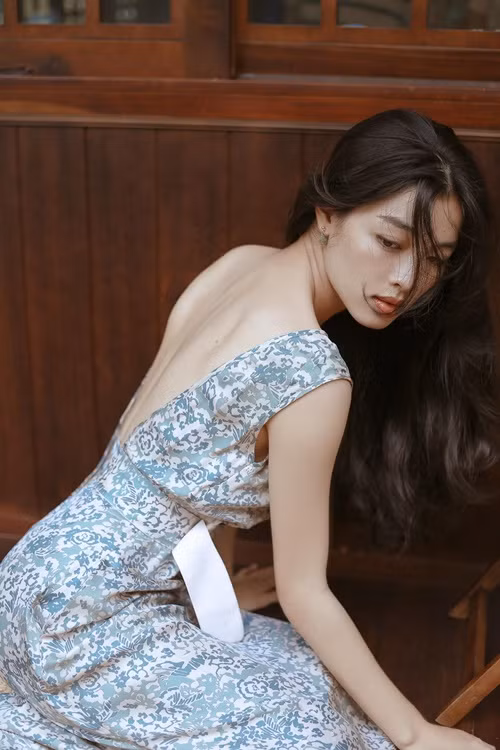 Lan Thy ăn mặc trẻ trung, gợi cảm khi xuống phố. Ảnh: FB Lan Thy.