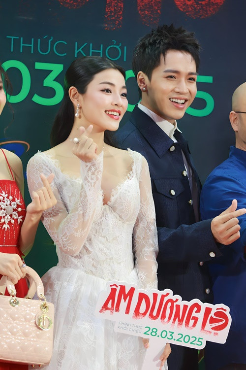 Mới đây, Lan Thy cùng các thành viên khác trong đoàn làm phim Âm dương lộ bất ngờ bước xuống từ xe cứu thương khi tham gia sự kiện ra mắt phim. Hiện tại, phía ê-kíp đã lên tiếng xin lỗi về hành động sử dụng xe cứu thương không đúng mục đích. Ảnh: FB Bạch Công Khanh.