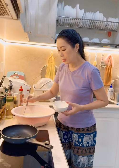 Trịnh Kim Chi trổ tài nấu ăn từ rau hái trong vườn nhà.