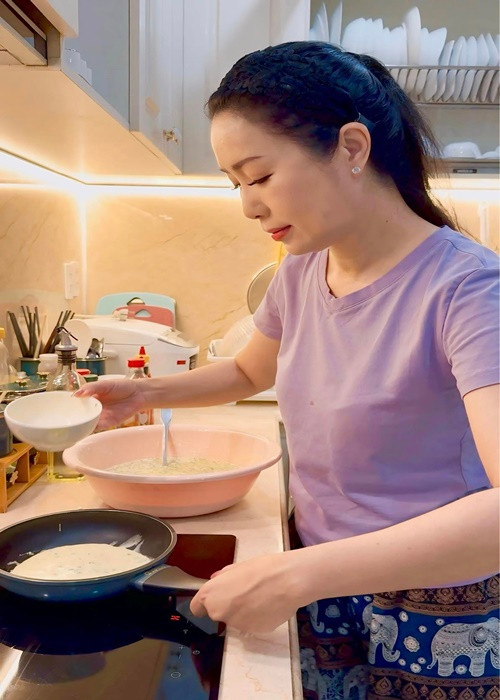 Nữ diễn viên làm bánh xèo tôm dừa nấm kim châm.