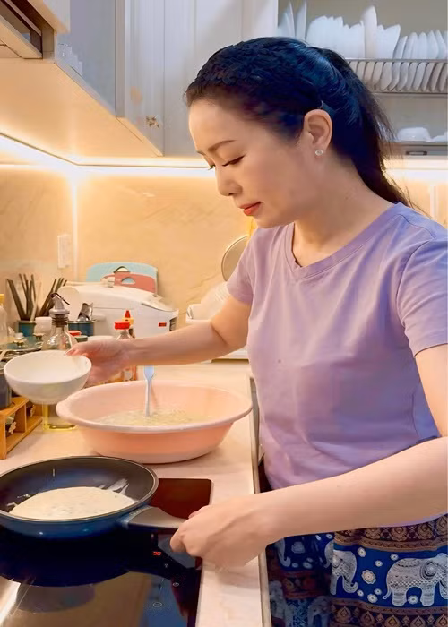 Nữ diễn viên làm bánh xèo tôm dừa nấm kim châm.