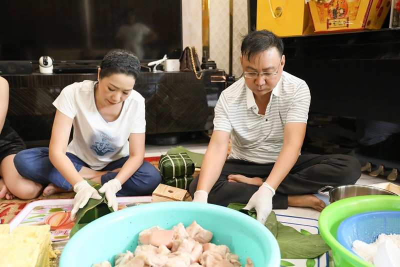 Năm 2019, người đẹp được chồng tặng biệt thự. Năm 2020, vợ chồng Trịnh Kim Chi dọn về cơ ngơi này. Dịp Tết, gia đình nữ diễn viên giữ truyền thống gói bánh chưng tại nhà.