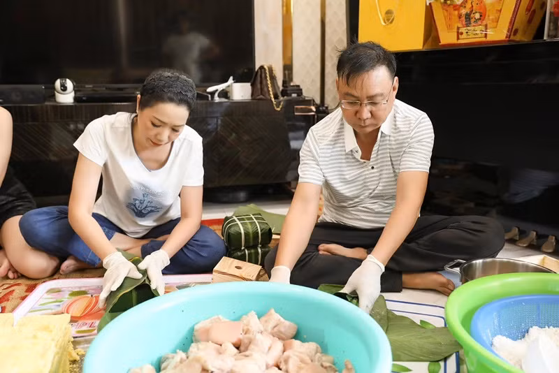 Năm 2019, người đẹp được chồng tặng biệt thự. Năm 2020, vợ chồng Trịnh Kim Chi dọn về cơ ngơi này. Dịp Tết, gia đình nữ diễn viên giữ truyền thống gói bánh chưng tại nhà.