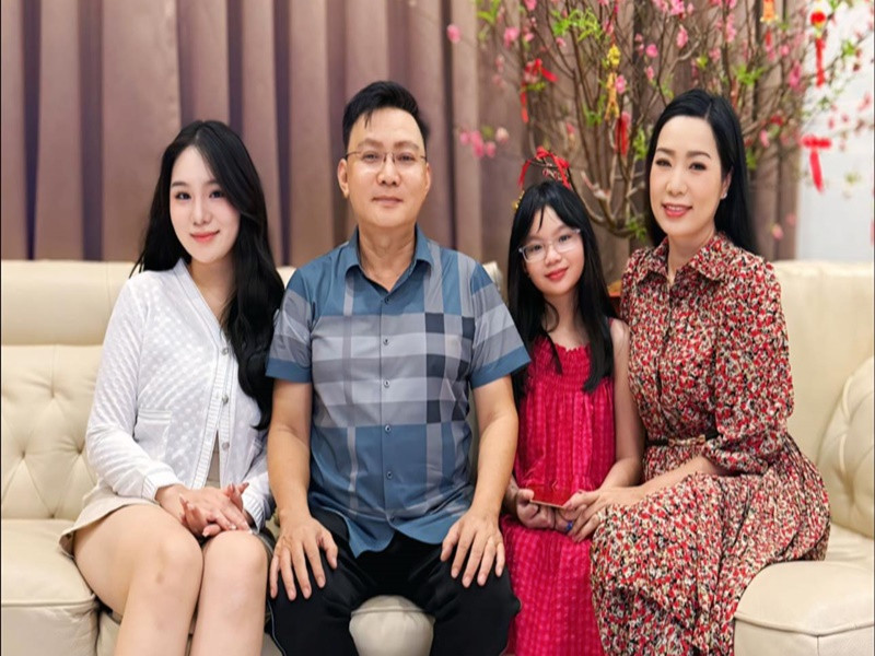 Biệt thự của vợ chồng Trịnh Kim Chi nằm trong khu dân cư yên tĩnh, rộng 200m2 gồm ba tầng.