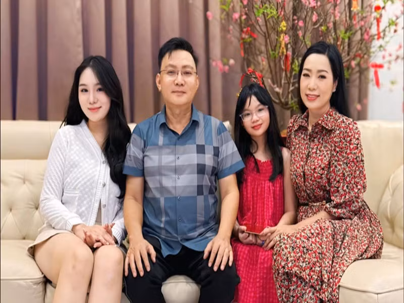 Biệt thự của vợ chồng Trịnh Kim Chi nằm trong khu dân cư yên tĩnh, rộng 200m2 gồm ba tầng.