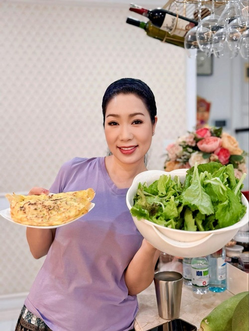 Trịnh Kim Chi trồng các loại rau ngắn ngày như rau muống, cải xanh, các loại rau gia vị như ớt, ngò gai.