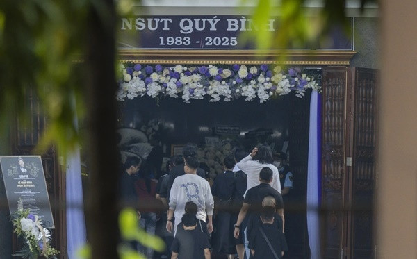 Lực lượng bảo vệ, an ninh đứng từ ngoài cổng vào đến khu vực tổ chức lễ tang. Mỗi lượt viếng gồm 10 người. Tất cả xếp hàng, đợi bảo vệ cho phép, mới được tiến vào trong. Đội an ninh liên tục nhắc nhở người dân không được sử dụng điện thoại, livestream hay chụp hình. Hai bên lối vào linh cữu là hình ảnh Quý Bình lúc sinh thời. Gia đình đặt bằng công nhận Nghệ sĩ Ưu tú của Quý Bình sát linh cữu anh. Trước đó, vì sức khỏe yếu, Quý Bình không thể có mặt để nhận danh hiệu tại Lễ trao tặng danh hiệu NSND, NSƯT lần thứ 10 diễn ra tại Nhà hát Lớn Hà Nội vào tháng 3/2024.