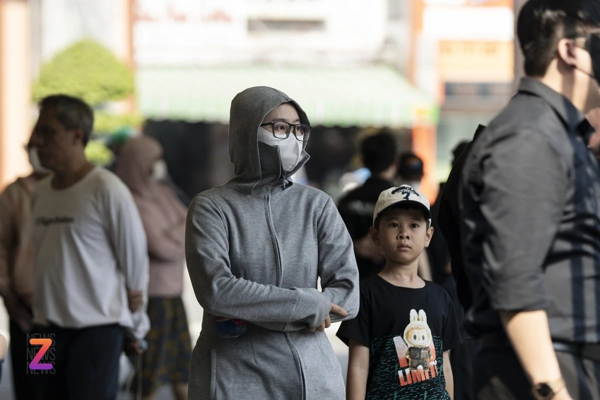 Giữa trời nắng nóng, nhiều người mặc kín và đeo khẩu trang để đứng xếp hàng. Theo nguyện vọng trước khi mất của Quý Bình, gia đình tổ chức lễ tang riêng tư, nghiêm trang. Những ngày qua, trên các nền tảng mạng xã hội, đồng nghiệp và đông người hâm mộ chia sẻ những bài đăng, hình ảnh của Quý Bình thay cho lời tiễn biệt anh.