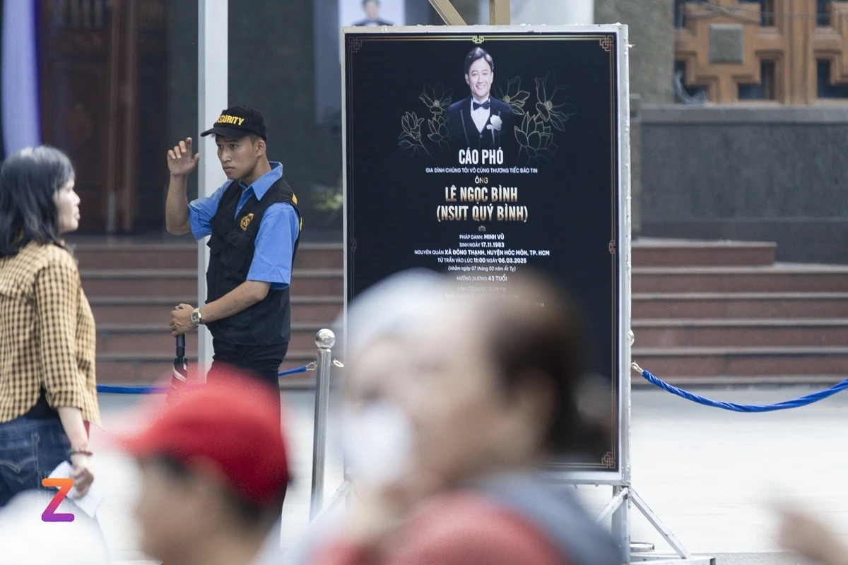 Lễ tang của diễn viên Quý Bình được tổ chức tại Nhà tang lễ Quốc gia phía Nam (số 5 Phạm Ngũ Lão, quận Gò Vấp, TP.HCM). Từ 15h, gia đình mới bắt đầu đón khách đến viếng. Từ trưa 8/3, rất đông người dân ở TP.HCM đã đứng đợi giữa thời tiết nắng nóng để vào viếng và tiễn biệt nam diễn viên.