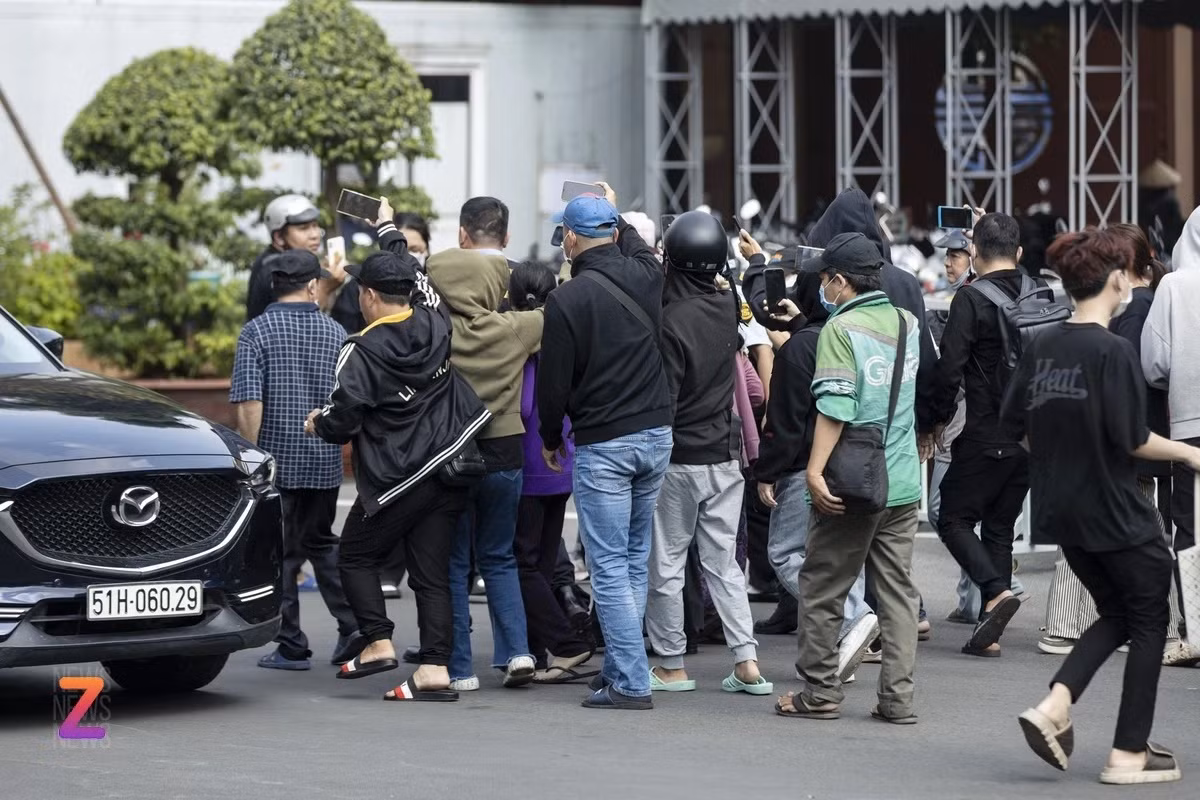 Đội ngũ streamer đứng đợi bên ngoài cổng vào để quay hình ảnh nghệ sĩ vào viếng. Quý Bình sinh năm 1983 tại Hóc Môn (TP.HCM). Anh hoạt động ở nhiều lĩnh vực như phim ảnh, sân khấu kịch, MC và ca sĩ. Quý Bình tham gia nhiều bộ phim như Bao giờ có yêu nhau, Quả tim máu, Ở đây có nắng... Năm 2020, Quý Bình kết hôn với doanh nhân Ngọc Tiền. Anh trải qua 5 năm điều trị ung thư não và mất vào trưa 6/3.