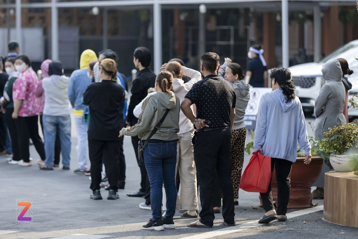Ngoài người dân ở khu vực TP.HCM, nhiều fan của Quý Bình ở các tỉnh lân cận cũng có mặt để tiễn đưa nam diễn viên. Anh Nguyễn Văn Tình (34 tuổi, ngụ Đồng Nai) cho biết anh và vợ chạy xe xuyên trưa và đến Nhà tang lễ Quốc gia phía Nam đúng giờ vào viếng. "Tôi biết đến Quý Bình từ những bộ phim truyền hình như Nữ bác sĩ, Hoài biệt, Cá rô anh yêu em, Chuyện tình công ty quảng cáo... Tôi thích nét diễn của anh cùng tính cách điềm tĩnh, kín đáo. Nhiều năm qua, Quý Bình im ắng. Không ngờ, anh mắc bạo bệnh và mất sớm. Tôi rất buồn và sốc", anh Tình nói.