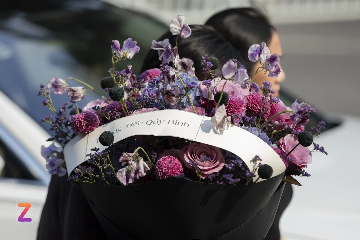 Gia đình thông báo miễn phúng điếu, không nhận vòng hoa. Song nhiều đồng nghiệp, người hâm mộ vẫn gửi vòng hoa đến để tiễn đưa nam diễn viên.