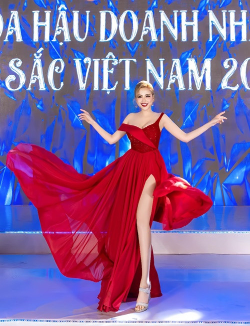 Mới đây, ngồi ghế nóng một cuộc thi nhan sắc, Hoa hậu Diễm Hương đẹp diện chiếc váy xẻ táo bạo.