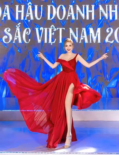 Mới đây, ngồi ghế nóng một cuộc thi nhan sắc, Hoa hậu Diễm Hương đẹp diện chiếc váy xẻ táo bạo.