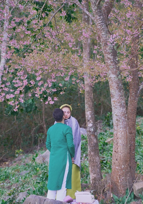 "Lúc chụp thì cứ cố vui và nhanh cho cả đoàn không chờ, nhưng hễ dừng lại là rét run lên bởi gió luồn vào người (do Hương mặc áo dài). Giờ để ý rằng chụp hình cưới 1 mình chịu lạnh, sau 1 năm 1 mình chịu lạnh để hoàn tất đám cưới giữa ngày bão tuyết. Và bạn luôn cố giúp Hương giữ ấm", Diễm Hương chia sẻ.