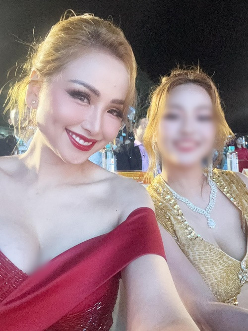 Nhan sắc quyến rũ của bà mẹ một con khiến người đối diện khó rời mắt.