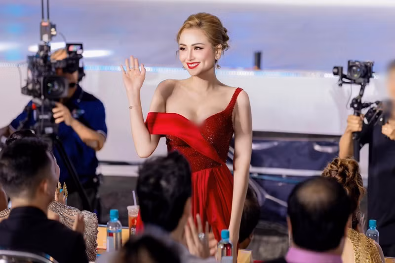 Diễm Hương "thăng hạng" nhan sắc sau khi kết hôn với Thanh Duy vào đầu năm 2024.