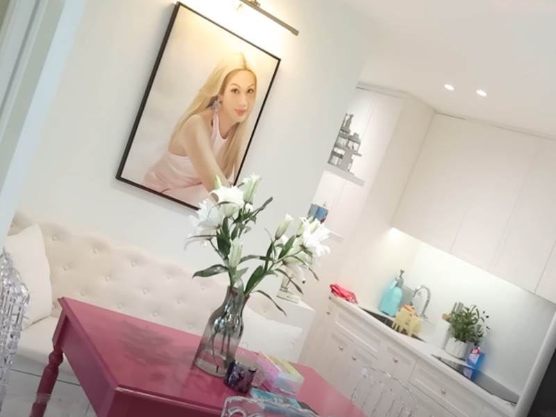 Luna Đào khoe căn bếp gọn gàng, tiện nghi. Ảnh: Youtube Luna Đào.