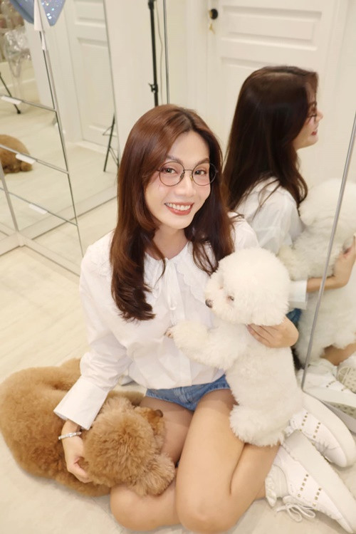 Nữ ca sĩ dành thời gian chơi đùa cùng cún cưng trong căn hộ. Ảnh: FB Luna Đào.